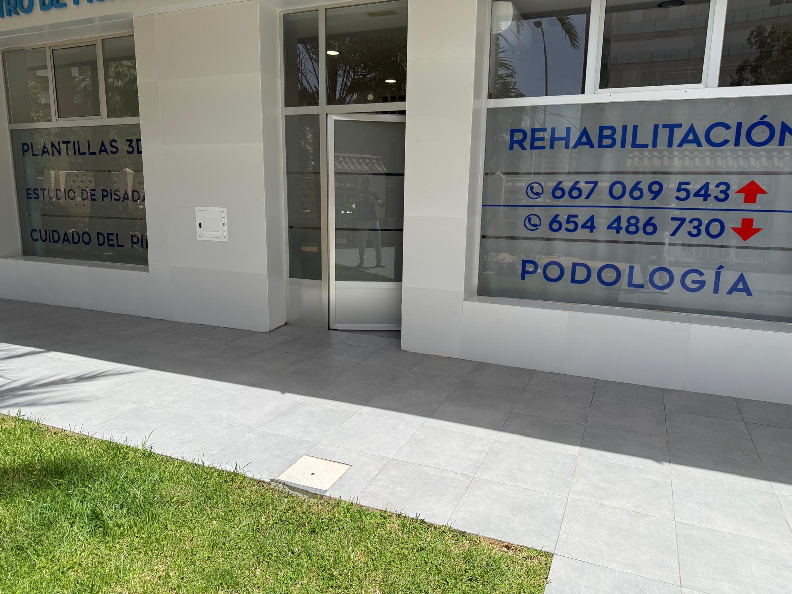 Fachada exterior de la clínica